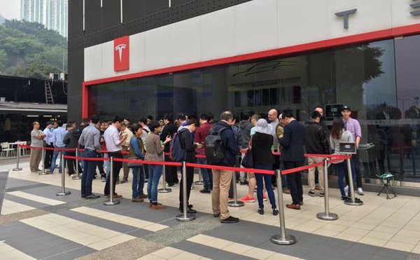 Tesla Store önünde geceden sıraya giren otomobil meraklıları!