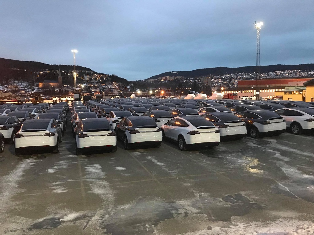 Yaklaşık 700 adet Tesla, Norveç'in Drammen limanında bekliyor. ( foto: Bent Knekten Marthinsen)