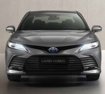 Toyota Camry Hybrid yenilendi.